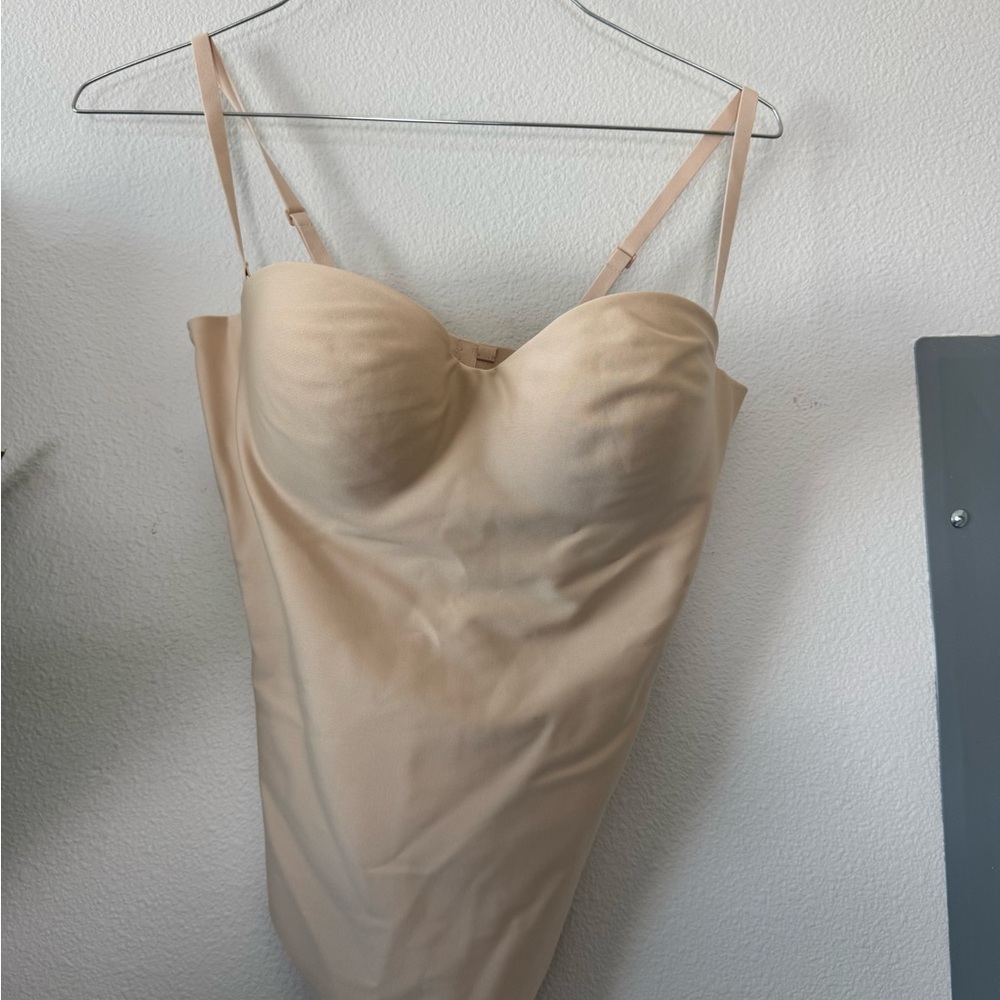 NEW SKIMS Neutral Tone Bodysuit Medium NW secret lives of Mormon wives - Picture 2 of 2